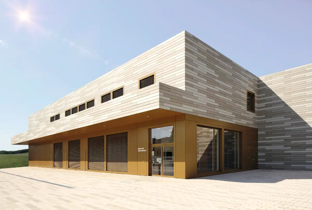 Gebäude mit Außenjalousien