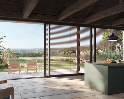 Moderne Innenarchitektur mit Blick auf die Natur durch große Fenster