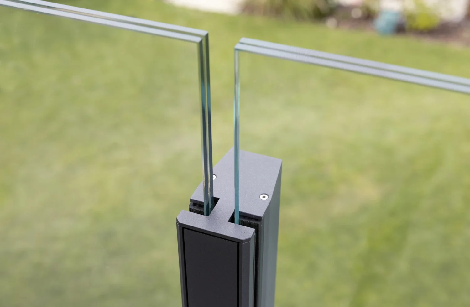 Moderne Glasgeländer-Befestigung im Garten