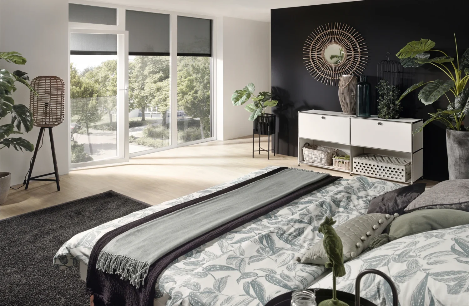 Modernes Schlafzimmer mit großen Fenstern und stilvoller Dekoration