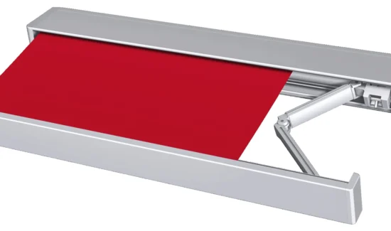 Elektrische Markise mit rotem Stoff und modernem Design