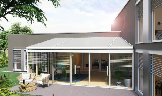 Moderne Terrassenüberdachung mit stilvollen Gartenmöbeln
