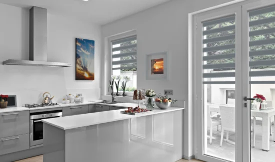 Moderne Küche mit großer Tür und Fenster