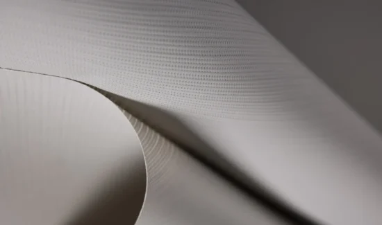 Nahaufnahme einer gebogenen Textur einer weißen, strukturierten Oberfläche