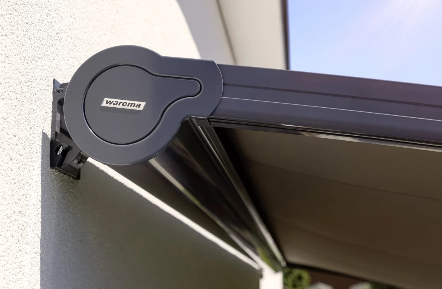 Moderne Warema Markise an einer Hauswand montiert
